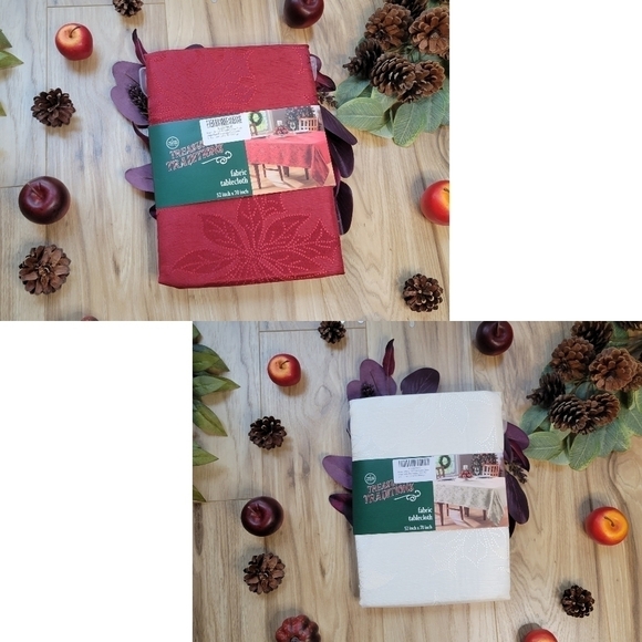Red or White Poinsettia 52x70"Oblong Tablecloths - Picture 1 of 12